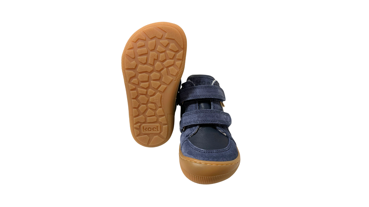 Gefütterter Barfußschuh für kleine Kinder mit zwei Klettverschlüssen, ein Schuh in Ansicht von unten, einer in Draufsicht