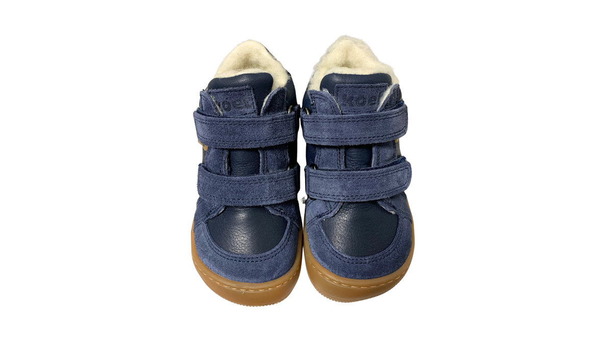 Gefütterte Barfußschuhe für kleine Kinder mit zwei Klettverschlüssen, breiter Zehenbox und geschlossenen Zehen, schräge Draufsicht