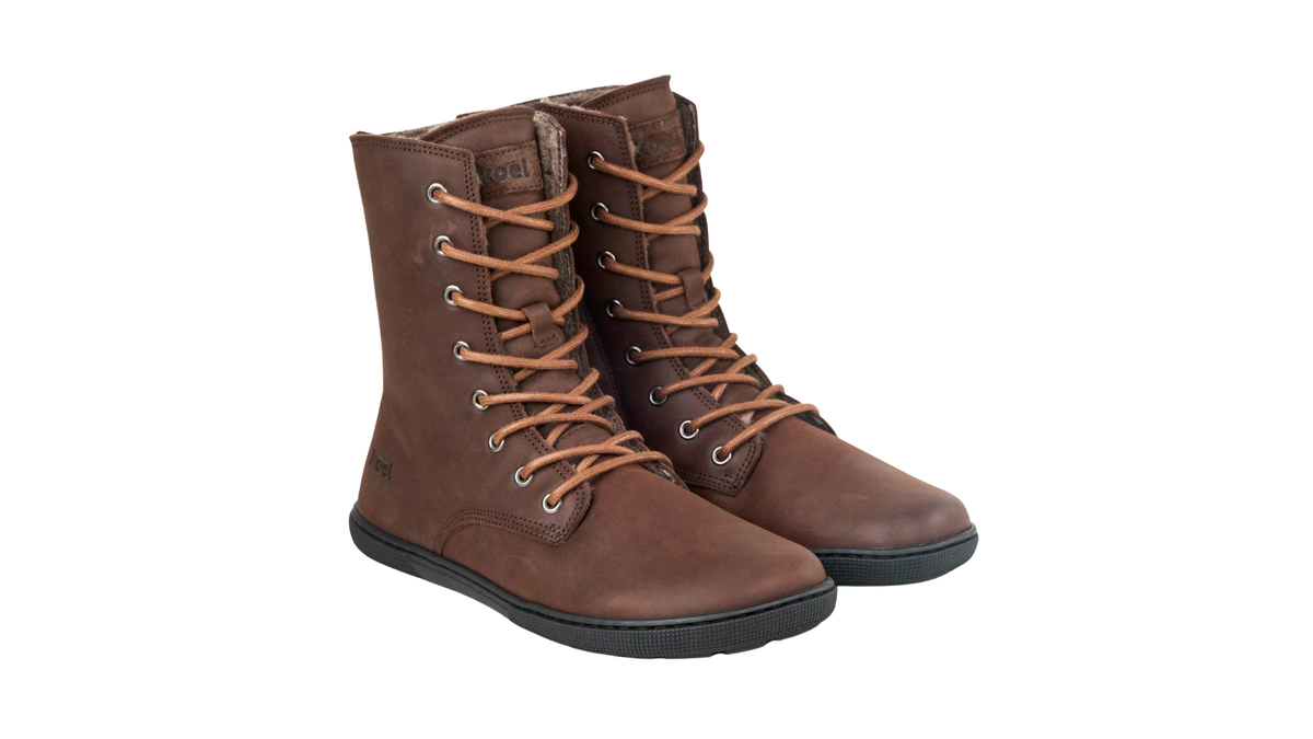 Paar Winterstiefel für Erwachsene mit Schnürung, geschlossener Zehenpartie und flacher Sohle, schräge Vorderansicht
