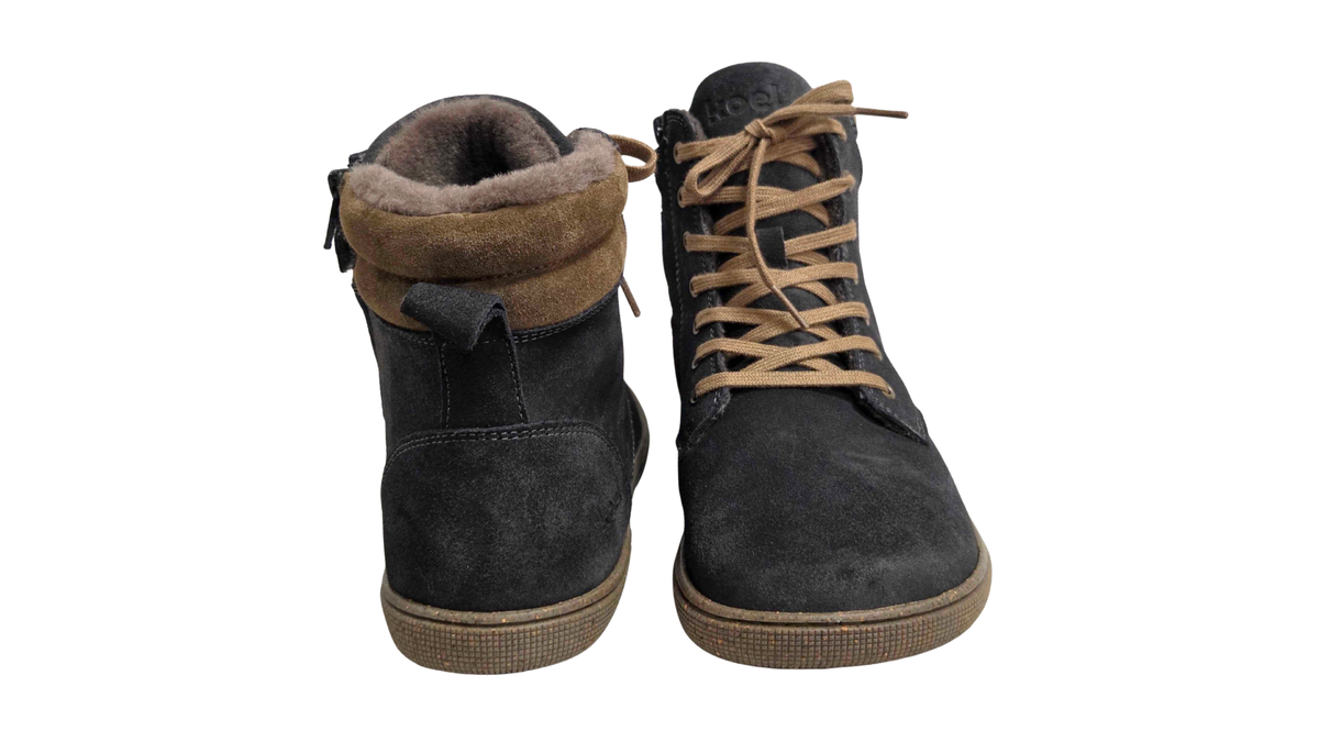 Gefütterte Barfußstiefel für Erwachsene als Paar mit geschlossener Ferse, Schnürung und sichtbarem Futter, Rückansicht
