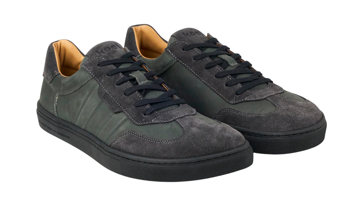 Paar Barfußschuhe für Herren mit Schnürung, breiter Zehenbox und flacher Sohle, schräge Vorderansicht