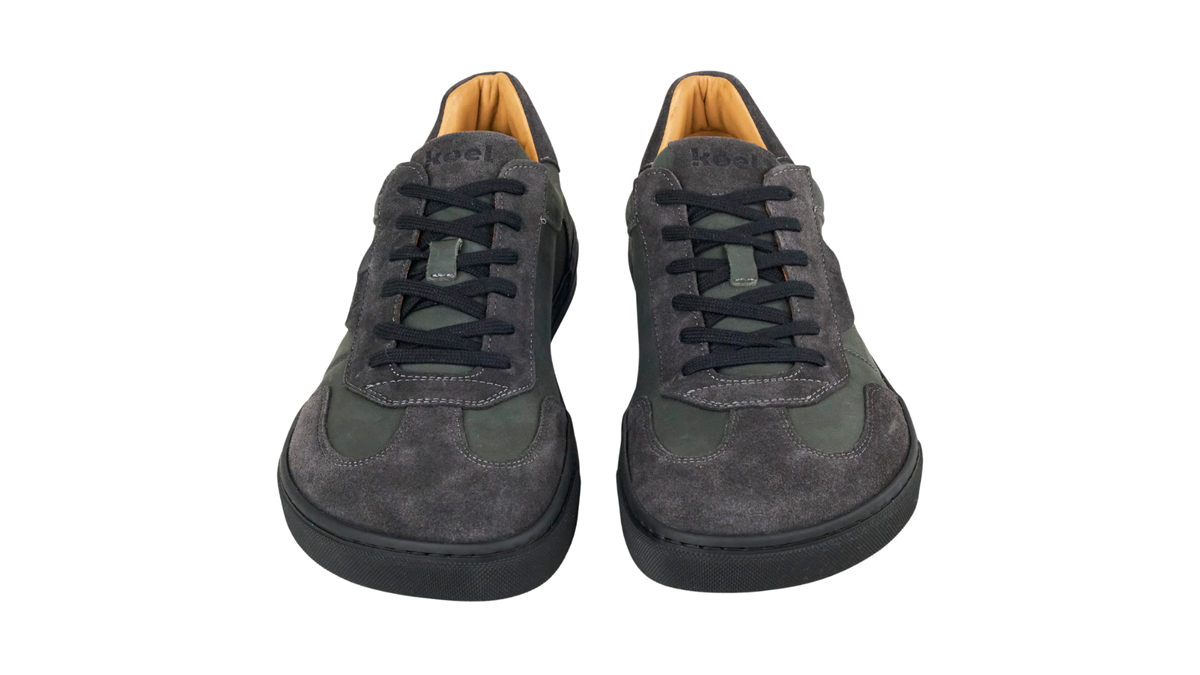 Paar Barfußschuhe für Herren mit Schnürung, breiter Zehenbox und geschlossenem Zehenbereich, schräge Draufsicht