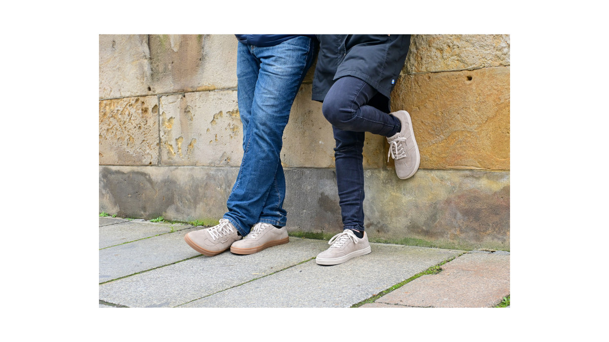 Barfußschuh für Erwachsene, geschlossene Zehenpartie, geschlossener Fersenbereich, Schnürung, Ziernähte im Seitenbereich, flache Sohle, schräge Vorderansicht, Paar getragen am Fuß