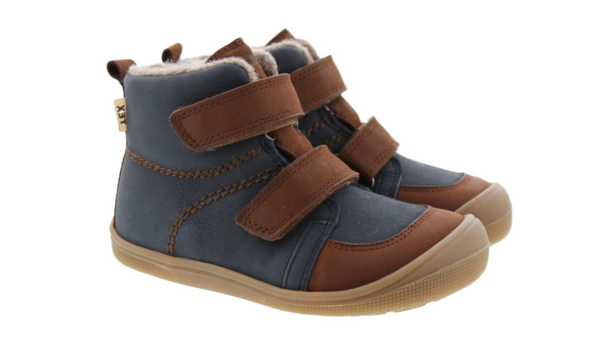 Barfußschuh für Kinder mit zwei Klettverschlüssen, breiter Zehenbox und geschlossenem Schaft als Paar, schräge Vorderansicht