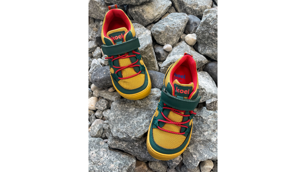Barfußschuh für Kinder mit Klettverschluss und Schnellverschluss, breiter Zehenbox und geschlossenem Fersenbereich als Paar, Draufsicht