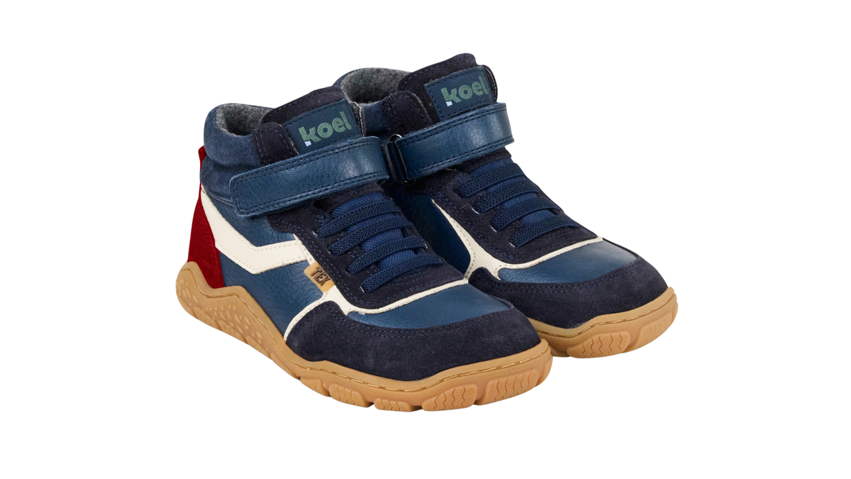 Halbhohe Kinder-Barfußschuhe als Paar mit Klettverschluss, Schnellschnürsystem und breiter Zehenbox, schräge Vorderansicht