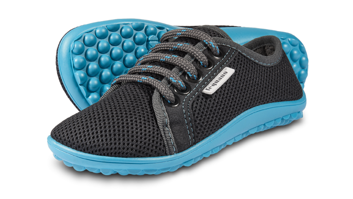 Barfußschuh mit Schnürsenkeln, geschlossener Zehenbox und geschlossenem Fersenbereich, flexible profilierte Sohle, schräge Vorderansicht als Paar