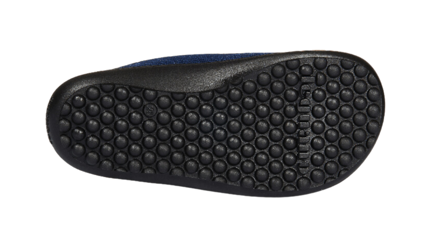 Barfußschuh mit flexibler Laufsohle und runden Profilnoppen, Ansicht von unten
