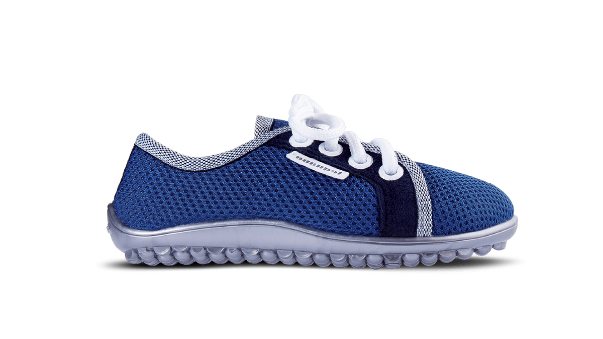 Barfußschuh mit Schnürsenkeln, geschlossener Zehenbox und geschlossenem Fersenbereich, flexible profilierte Sohle, Seitenansicht außen