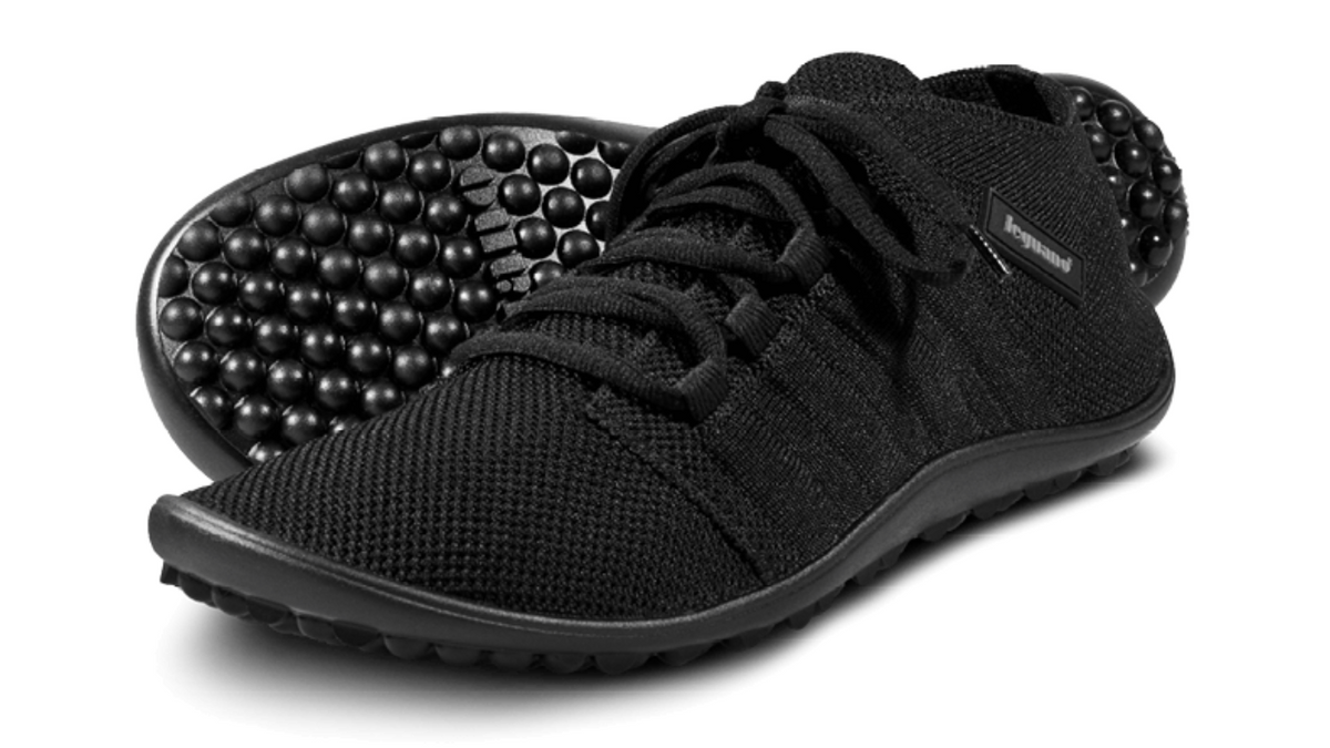 Barfußschuh mit Schnürsenkeln, geschlossener Zehenbox und geschlossenem Fersenbereich, flexible profilierte Sohle, schräge Vorderansicht als Paar