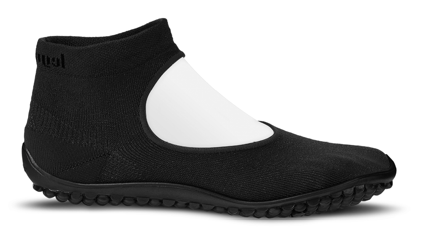 Barfußschuh mit geschlossener Zehenbox und geschlossenem Fersenbereich, elastischer Schaft ohne Verschluss, flexible profilierte Sohle, Seitenansicht außen