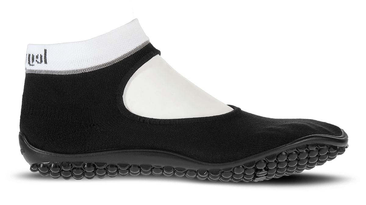 Barfußschuh mit geschlossener Zehenbox und geschlossenem Fersenbereich, elastischer Schaft ohne Verschluss, flexible profilierte Sohle, Seitenansicht außen