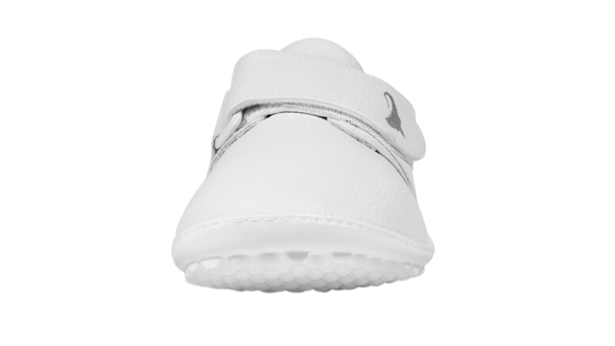 Barfußschuh mit Klettverschluss, geschlossener Zehenbox und geschlossenem Fersenbereich, flexible Sohle mit runden Profilnoppen, Vorderansicht