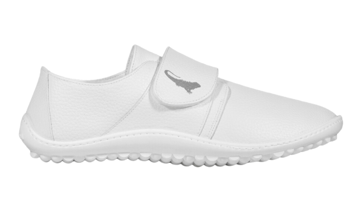 Barfußschuh mit Klettverschluss, geschlossener Zehenbox und geschlossenem Fersenbereich, flexible Sohle mit runden Profilnoppen, Seitenansicht außen