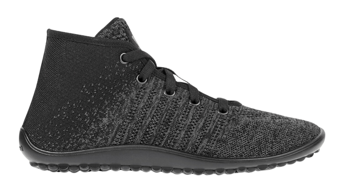 Barfußschuh mit Schnürsenkeln, geschlossener Zehenbox und geschlossenem Fersenbereich, flexible profilierte Sohle, Seitenansicht außen