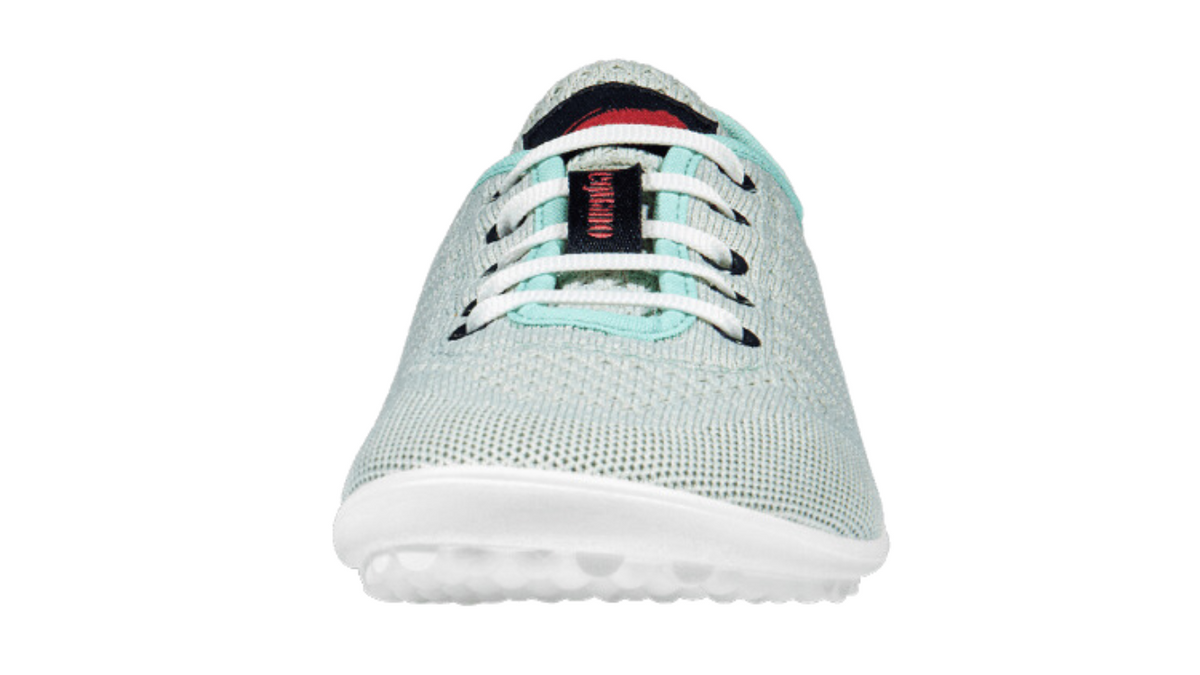 Barfußschuh mit Schnürsenkeln, geschlossener Zehenbox und geschlossenem Fersenbereich, flexible Sohle mit runden Profilnoppen, Vorderansicht