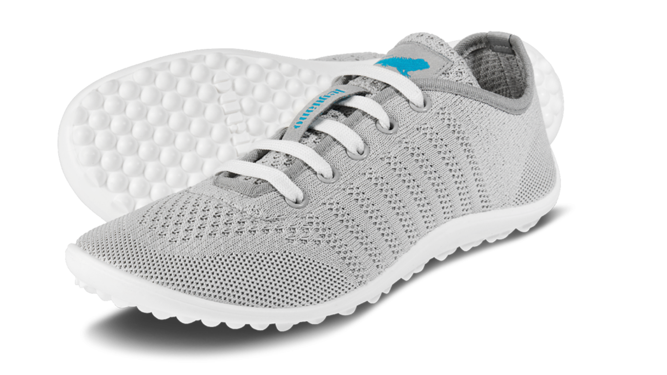 Barfußschuh mit Schnürsenkeln, geschlossener Zehenbox und geschlossenem Fersenbereich, flexible profilierte Sohle, schräge Vorderansicht als Paar