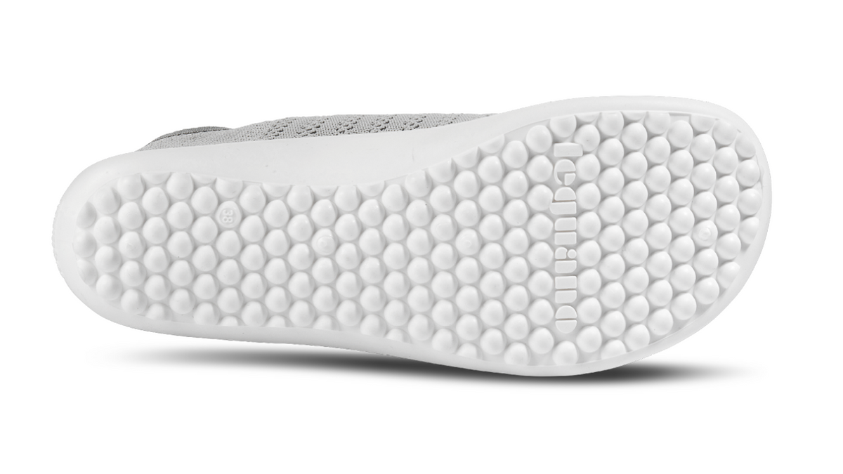 Barfußschuh mit flexibler Laufsohle und runden Profilnoppen, Ansicht von unten