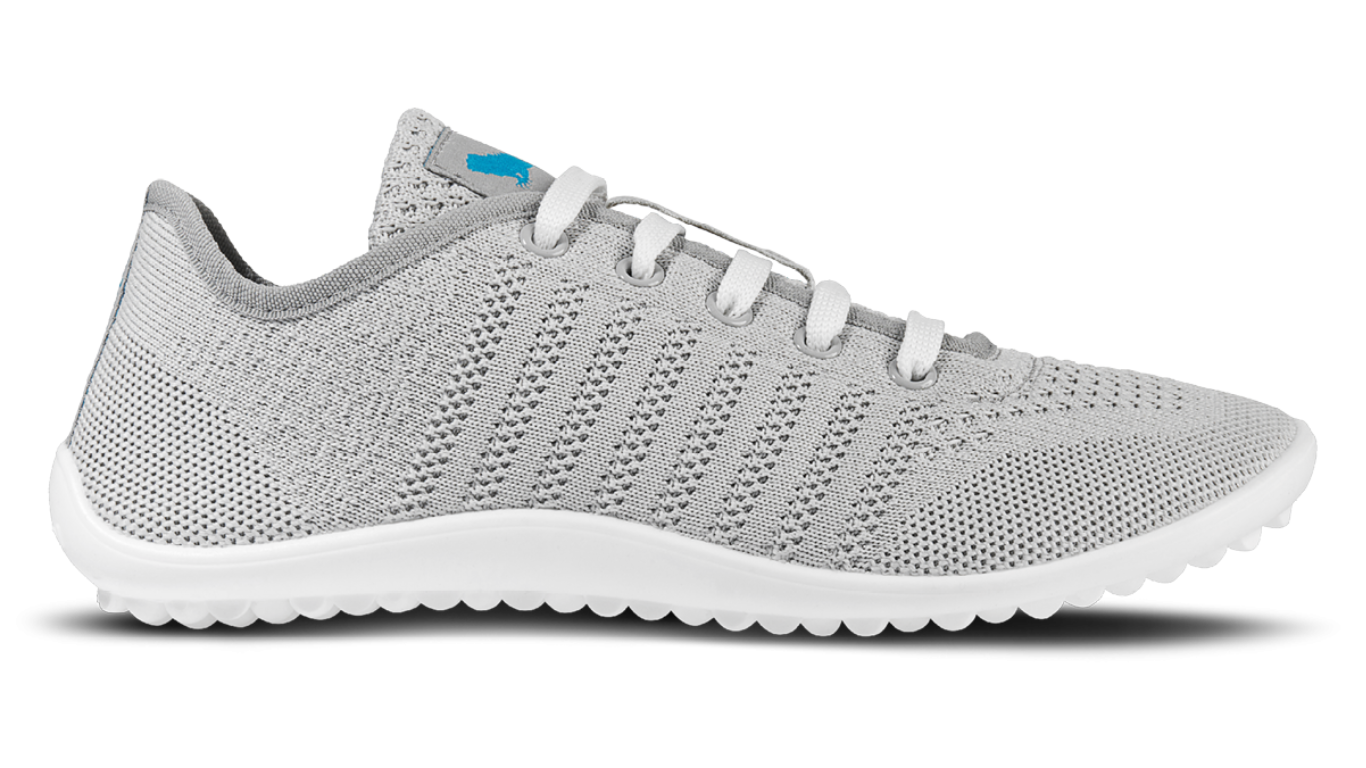 Barfußschuh mit Schnürsenkeln, geschlossener Zehenbox und geschlossenem Fersenbereich, flexible profilierte Sohle, Seitenansicht außen