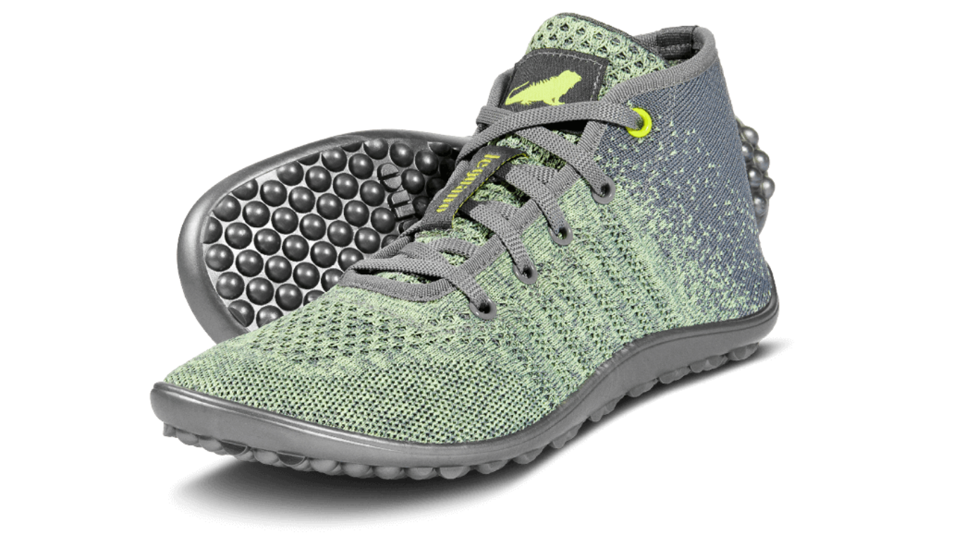 Barfußschuh mit Schnürsenkeln, geschlossener Zehenbox und geschlossenem Fersenbereich, flexible profilierte Sohle, schräge Vorderansicht als Paar