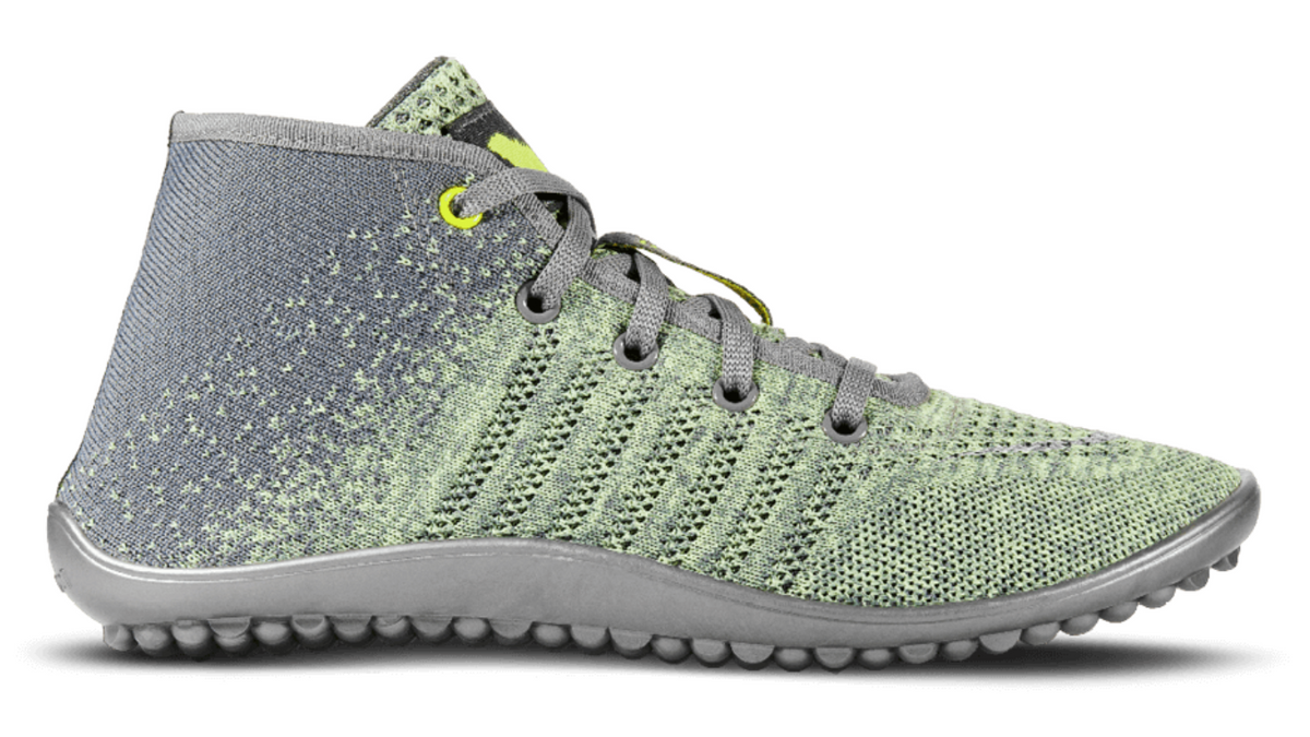 Barfußschuh mit Schnürsenkeln, geschlossener Zehenbox und geschlossenem Fersenbereich, flexible profilierte Sohle, Seitenansicht außen