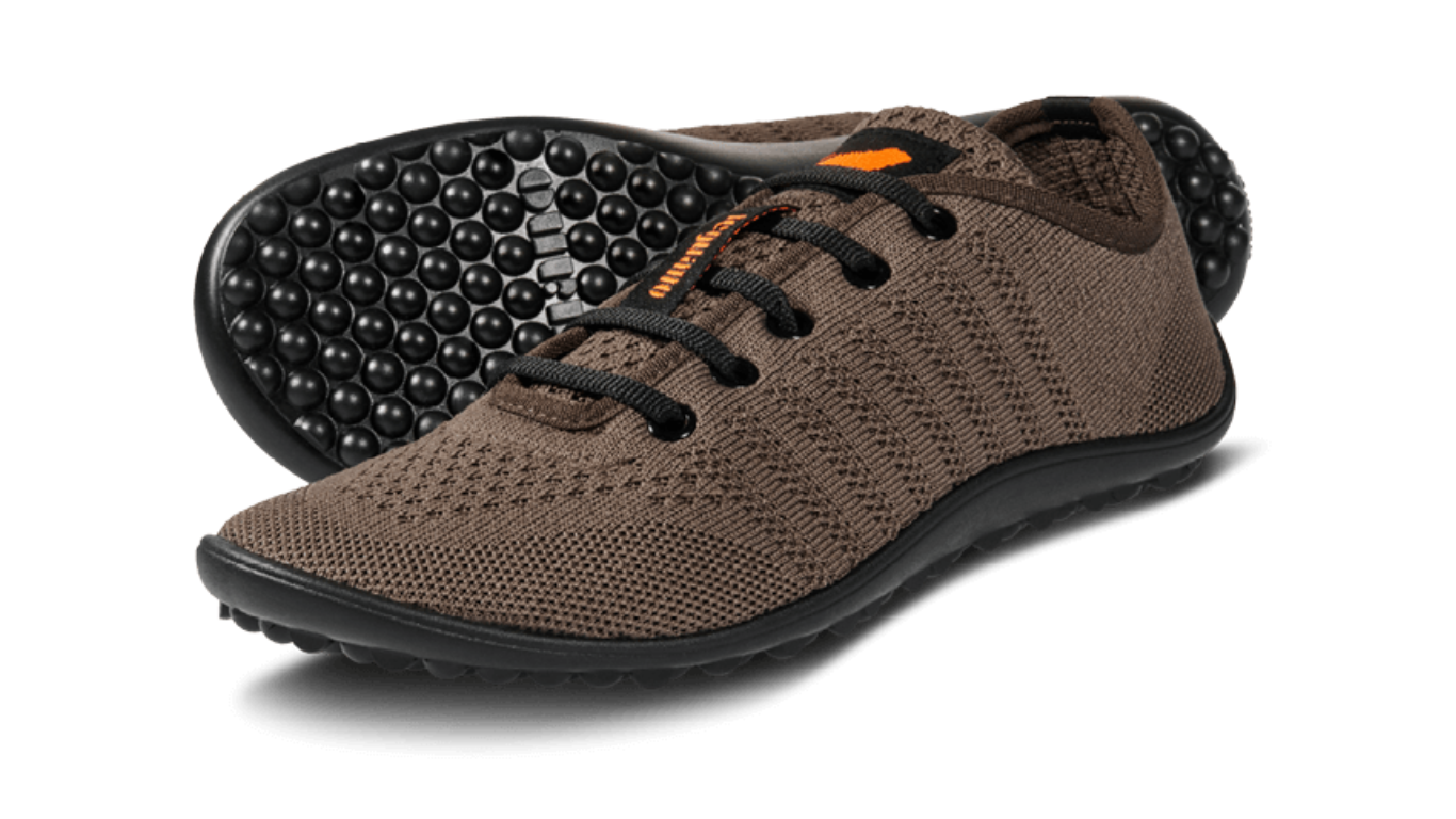 Barfußschuh mit Schnürsenkeln, geschlossener Zehenbox und geschlossenem Fersenbereich, flexible Sohle mit runden Profilnoppen, schräge Vorderansicht als Paar