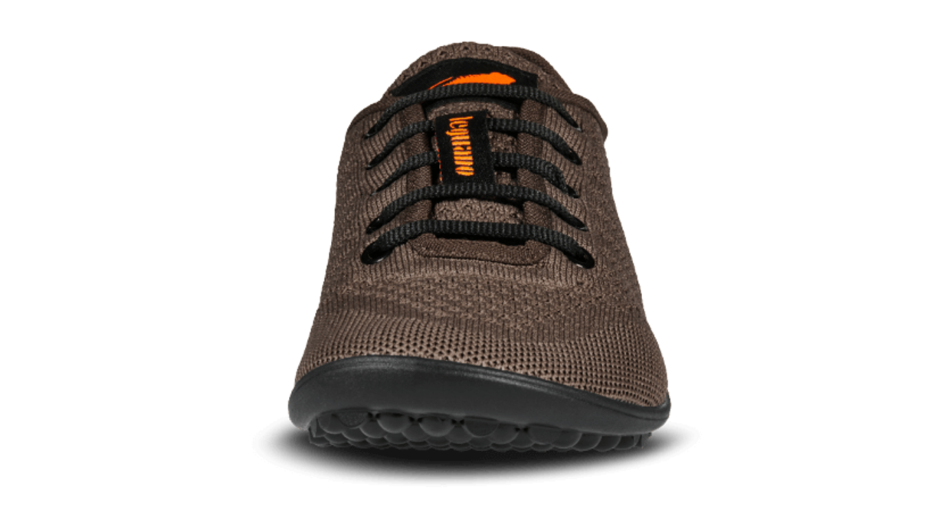Barfußschuh mit Schnürsenkeln, geschlossener Zehenbox und geschlossenem Fersenbereich, flexible Sohle mit runden Profilnoppen, Vorderansicht