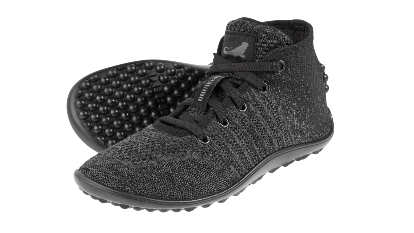 Barfußschuh mit Schnürsenkeln, geschlossener Zehenbox und geschlossenem Fersenbereich, flexible profilierte Sohle, schräge Vorderansicht und Ansicht von unten als Paar