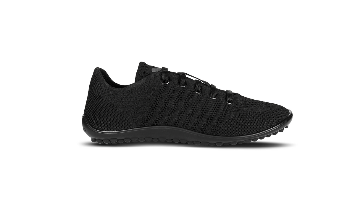 Barfußschuh mit Schnürsenkeln, geschlossener Zehenbox und geschlossenem Fersenbereich, flexible profilierte Sohle, Seitenansicht außen