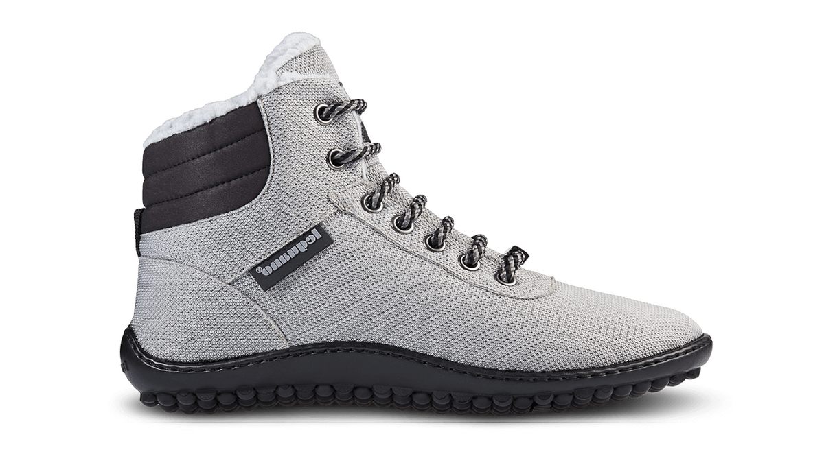 Barfußwinterstiefel mit Schnürsenkeln, geschlossener Zehenbox und geschlossenem Fersenbereich, hoher Schaft, flexible profilierte Sohle, Seitenansicht außen