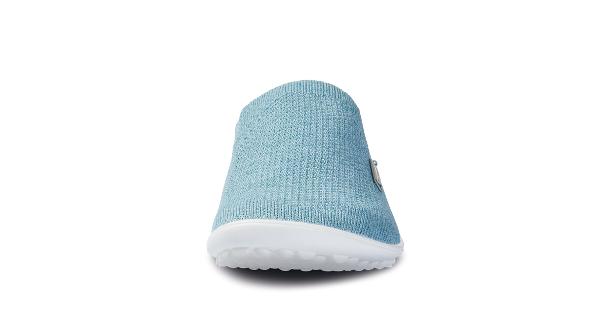 Barfußschuh mit geschlossener Zehenbox und geschlossenem Fersenbereich, elastischer Einstieg ohne Verschluss, flexible profilierte Sohle, Vorderansicht