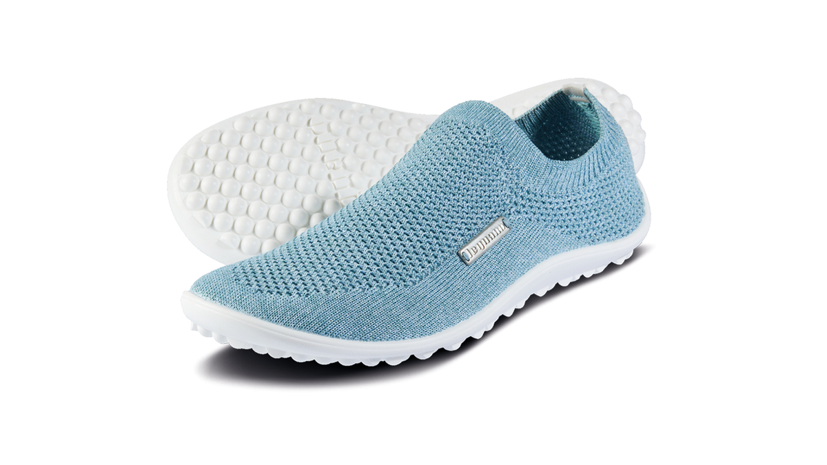 Barfußschuh mit geschlossener Zehenbox und geschlossenem Fersenbereich, elastischer Einstieg ohne Verschluss, flexible profilierte Sohle, schräge Vorderansicht