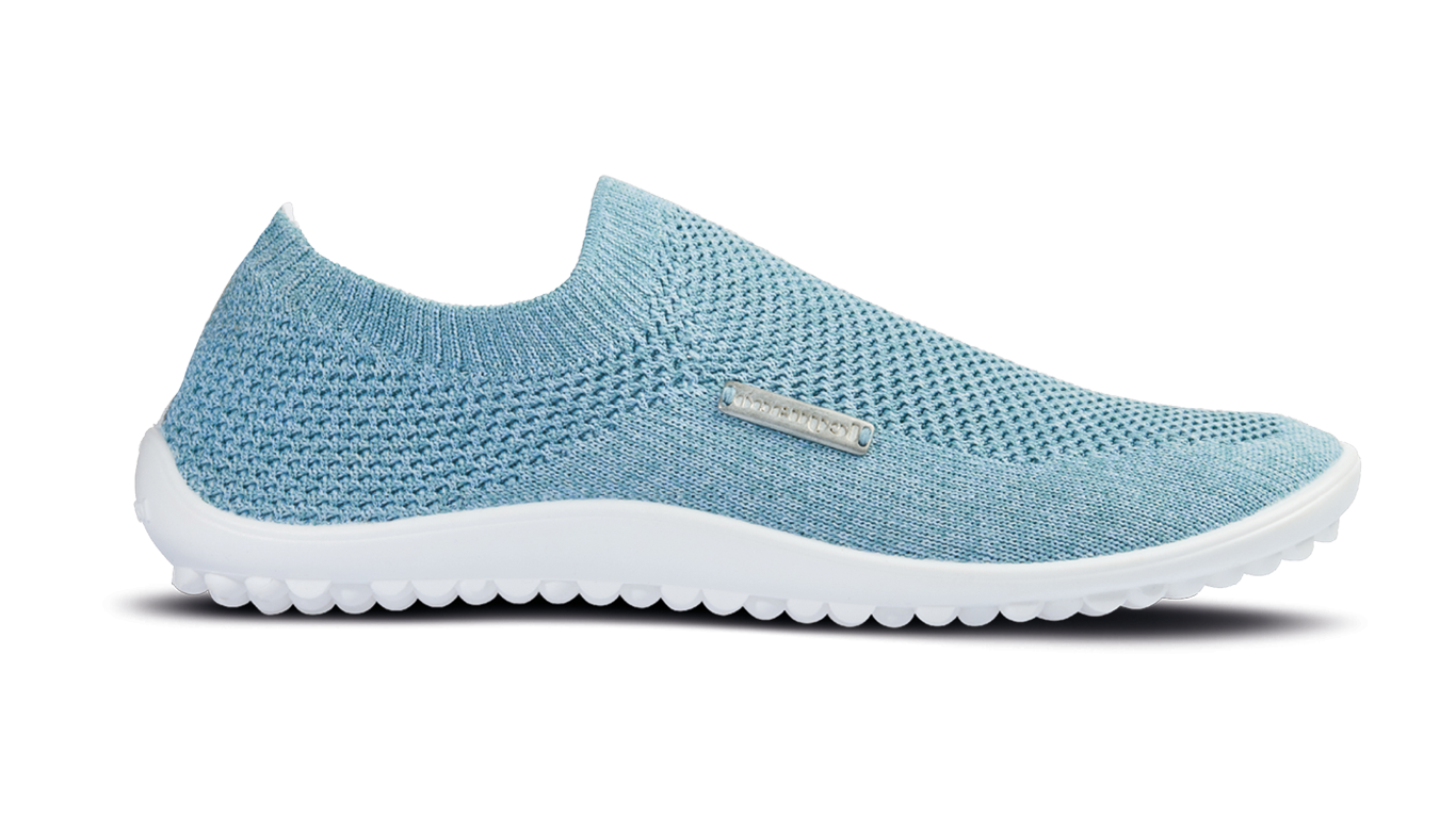 Barfußschuh mit geschlossener Zehenbox und geschlossenem Fersenbereich, elastischer Einstieg ohne Verschluss, flexible profilierte Sohle, Seitenansicht außen