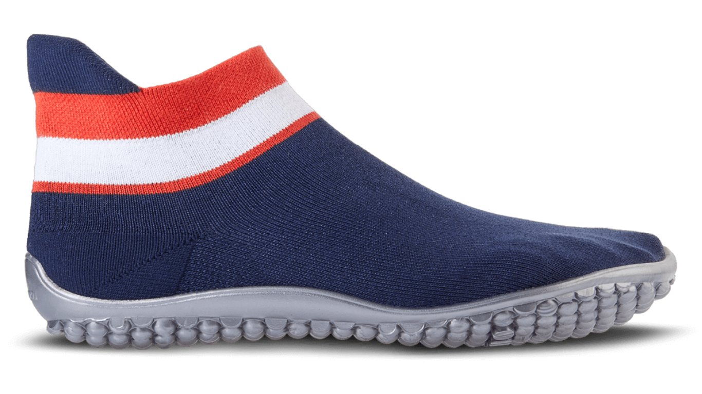 Barfußschuh mit geschlossener Zehenbox und geschlossenem Fersenbereich, elastischer Einstieg ohne Verschluss, flexible profilierte Sohle, Seitenansicht außen