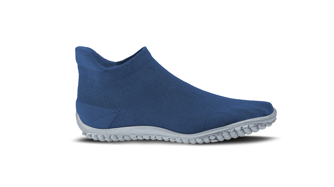 Barfußschuh mit geschlossener Zehenbox und geschlossenem Fersenbereich, elastischer Einstieg ohne Verschluss, flexible profilierte Sohle, Seitenansicht außen