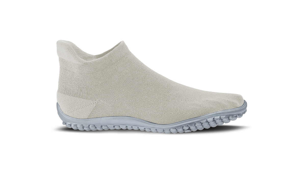 Barfußschuh mit geschlossener Zehenbox und geschlossenem Fersenbereich, elastischer Einstieg ohne Verschluss, flexible profilierte Sohle, Seitenansicht außen