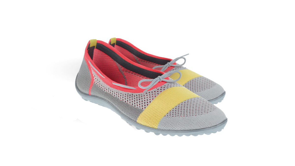 Barfußschuh mit geschlossener Zehenbox und geschlossenem Fersenbereich, elastischer Einstieg mit Schleife, flexible profilierte Sohle, schräge Vorderansicht als Paar