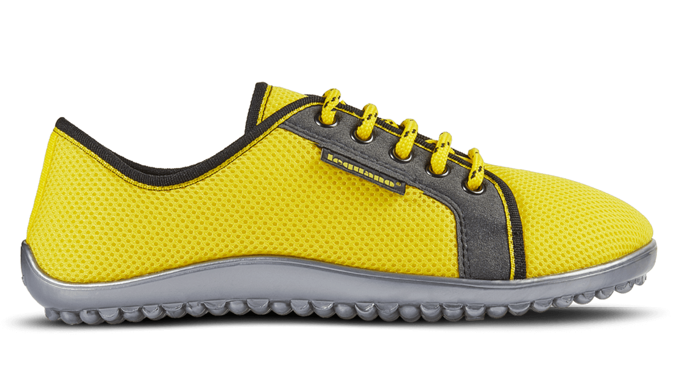 Barfußschuh mit Schnürsenkeln, geschlossener Zehenbox und geschlossenem Fersenbereich, flexible profilierte Sohle, Seitenansicht außen