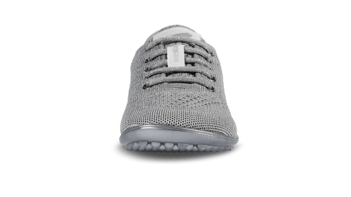 Barfußschuh mit Schnürsenkeln, geschlossener Zehenbox und geschlossenem Fersenbereich, flexible Sohle mit runden Profilnoppen, Vorderansicht