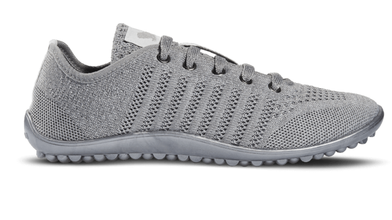 Barfußschuh mit Schnürsenkeln, geschlossener Zehenbox und geschlossenem Fersenbereich, flexible profilierte Sohle, Seitenansicht außen
