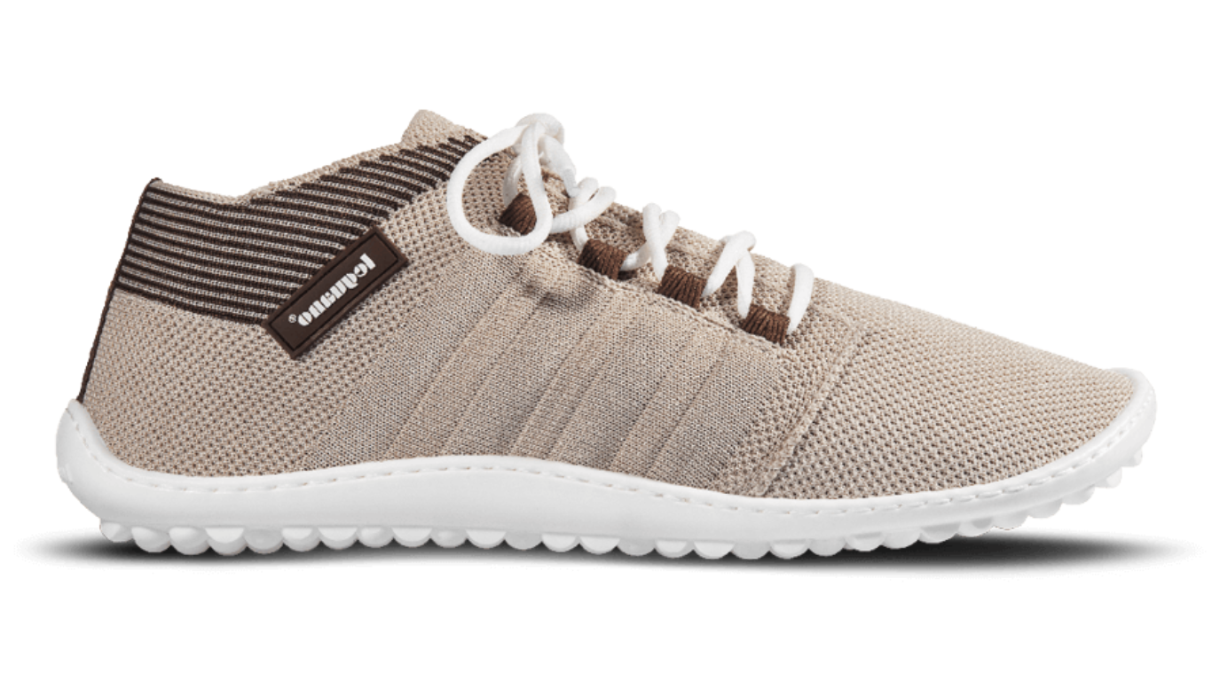 Barfußschuh mit Schnürsenkeln, geschlossener Zehenbox und geschlossenem Fersenbereich, flexible profilierte Sohle, Seitenansicht außen