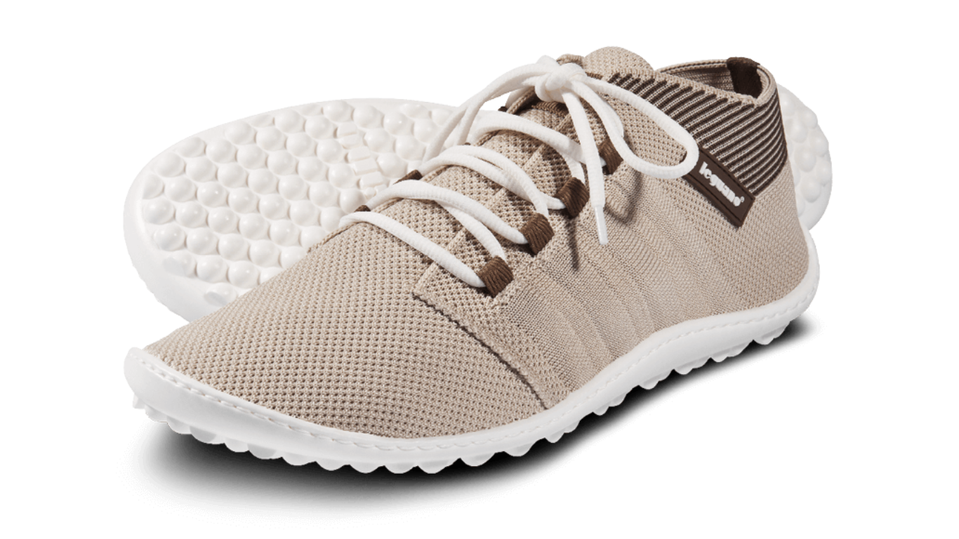 Barfußschuh mit Schnürsenkeln, geschlossener Zehenbox und geschlossenem Fersenbereich, flexible profilierte Sohle, schräge Vorderansicht und Ansicht von unten als Paar