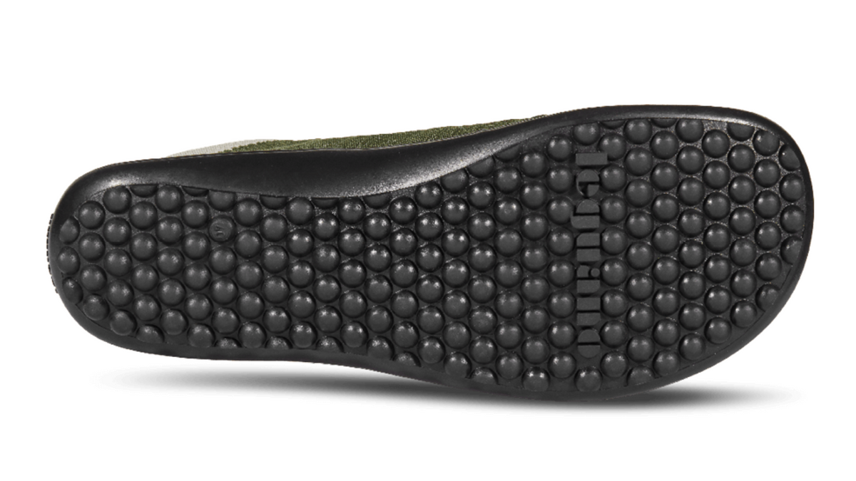 Barfußschuh mit Schnürsenkeln, geschlossener Zehenbox und geschlossenem Fersenbereich, flexible profilierte Sohle, Ansucht von unten