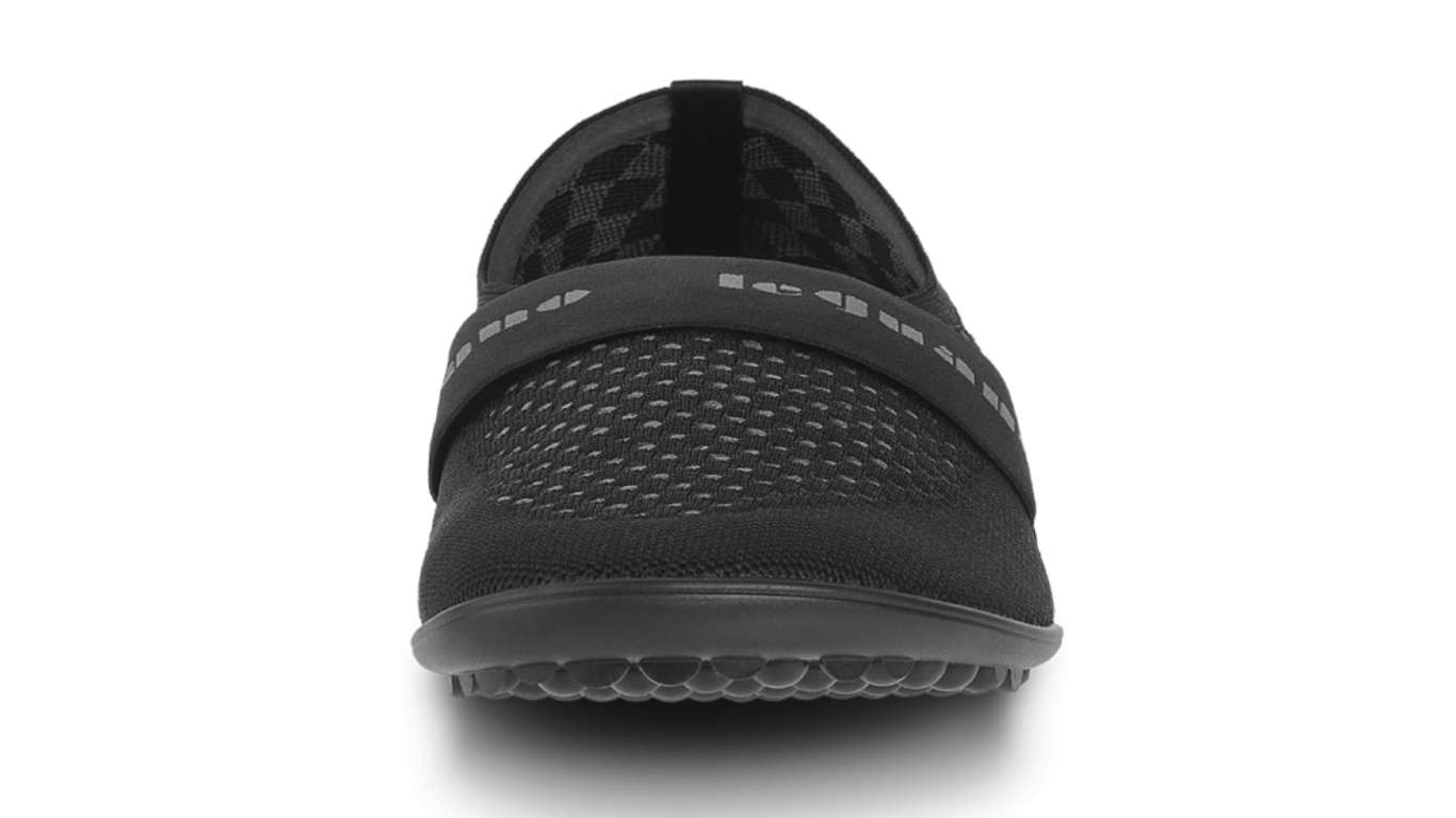 Barfußschuh mit geschlossener Zehenbox und geschlossenem Fersenbereich, elastischer Ristbereich ohne Verschluss, flexible profilierte Sohle, Vorderansicht