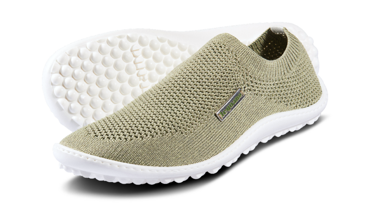 Barfußschuh mit geschlossener Zehenbox und geschlossenem Fersenbereich, elastischer Einstieg ohne Verschluss, flexible profilierte Sohle, schräge Vorderansicht