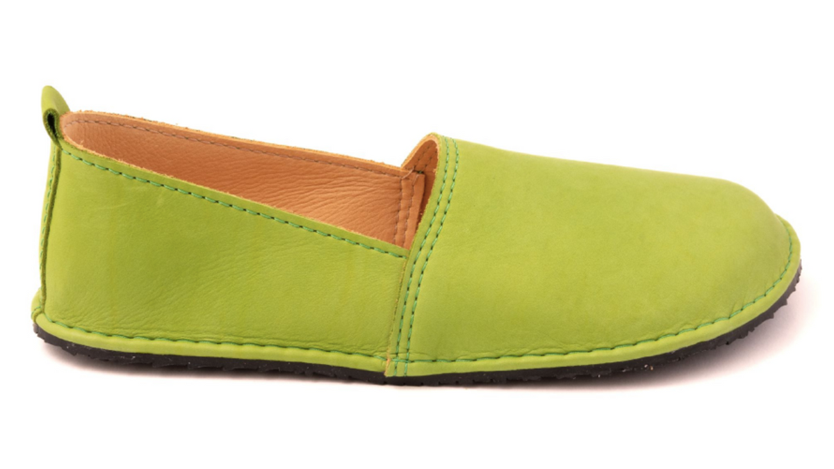 Barfußschuh mit geschlossener Zehenbox und geschlossenem Fersenbereich, elastischer Einstieg ohne Verschluss, flexible Sohle, Seitenansicht außen