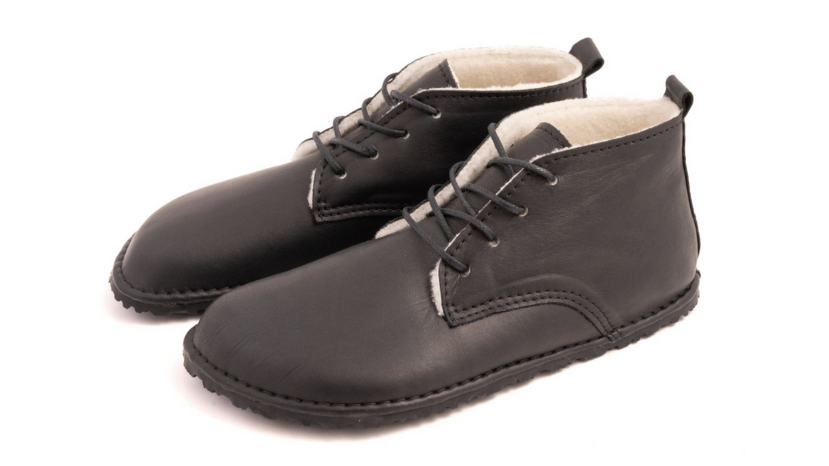 Barfußschuh mit Schnürsenkeln, geschlossener Zehenbox und geschlossenem Fersenbereich, knöchelhoher Schaft, flexible Sohle, schräge Vorderansicht als Paar