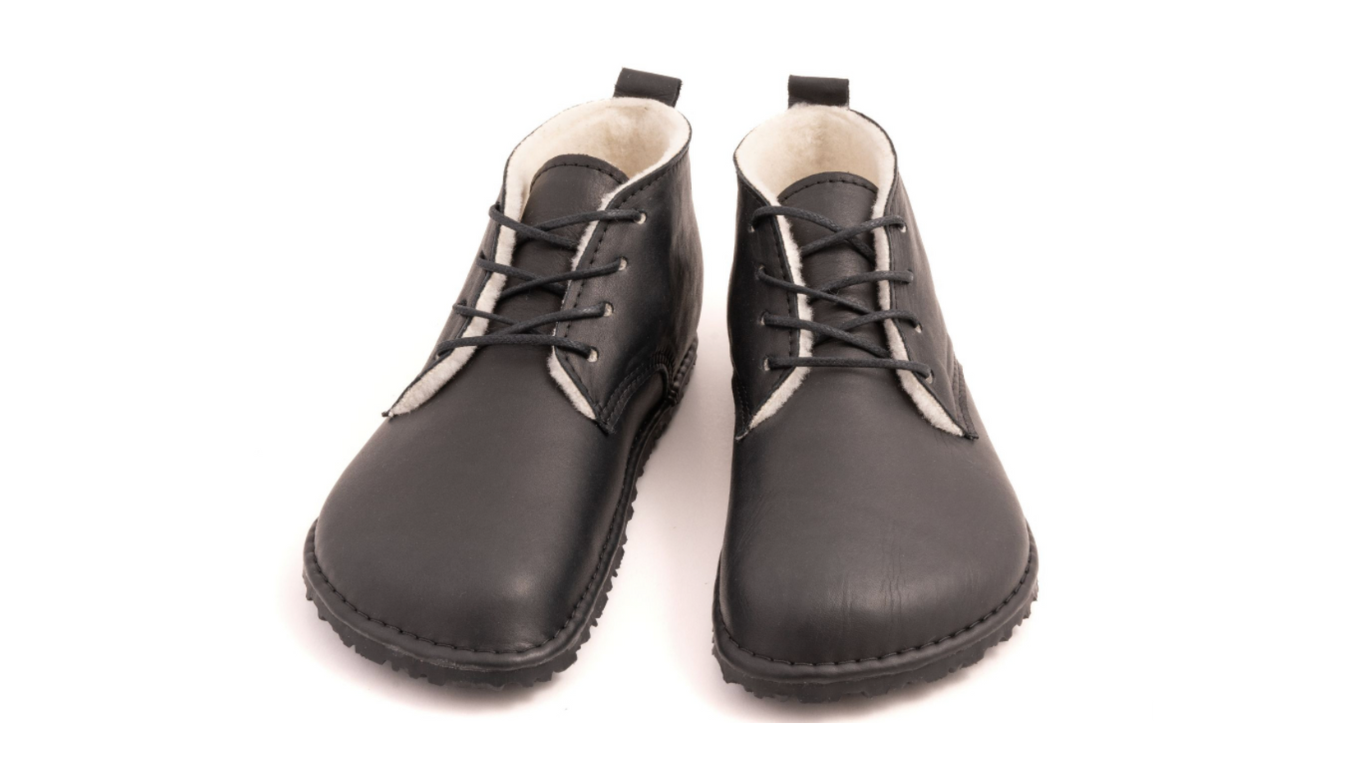 Barfußschuh mit Schnürsenkeln, geschlossener Zehenbox und geschlossenem Fersenbereich, knöchelhoher Schaft, flexible Sohle, Vorderansicht als Paar