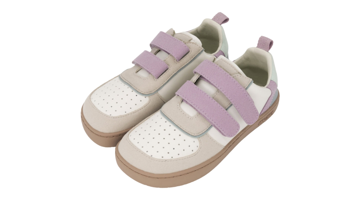 Barfußschuh mit zwei Klettverschlüssen, breite Zehenbox, flexible Sohle, geschlossener Fersenbereich, schräge Vorderansicht als Paar