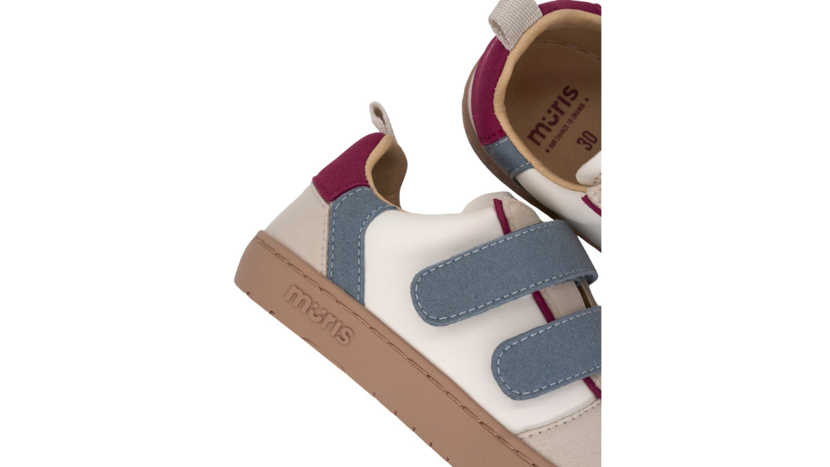 Barfußschuh mit zwei Klettverschlüssen, breite Zehenbox, flexible Sohle, geschlossener Fersenbereich, schräge Vorderansicht und Draufsicht als Paar